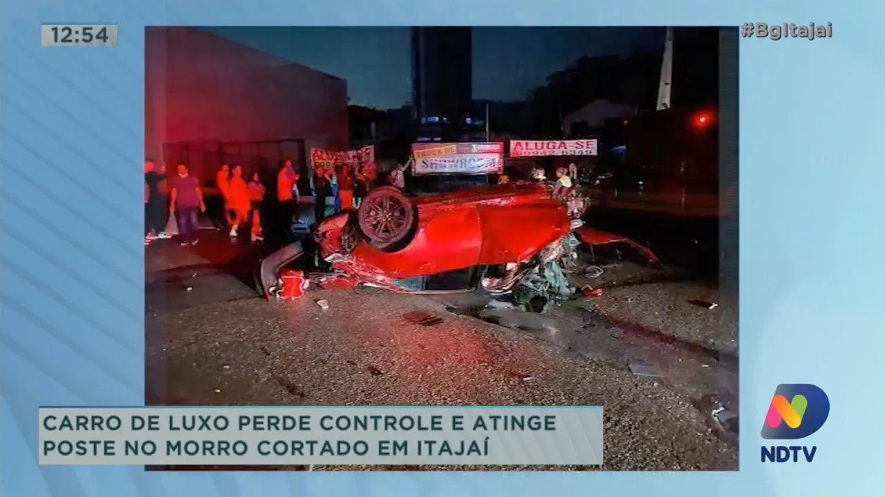 Carro de luxo perde controle e atinge poste no morro cortado em Itajaí