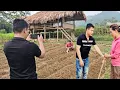 Download Lagu The girl insisted on chasing police officer Chuc out of the house