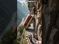 🐘 Gajah Panjat Tebing Hentikan Bus di Jalan Ekstrem! | Momen Paling Gila di Dunia 🌎 😲 😱