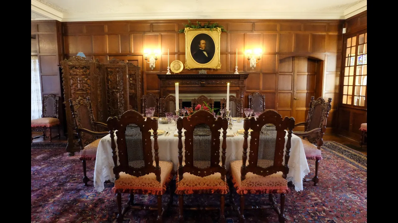 S03E08: Cranbrook House Dining Room Screen