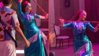 الفنانه روجينا ولعت المسرح في السعوديه رقص وغناء اثناء تقديم مسرحيتها بموسم الرياض      دندنها