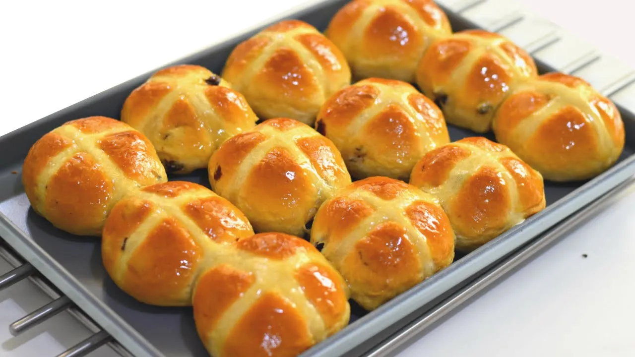 Hot Cross Buns Recipe - How to Make Hot Cross Buns for Easter. 