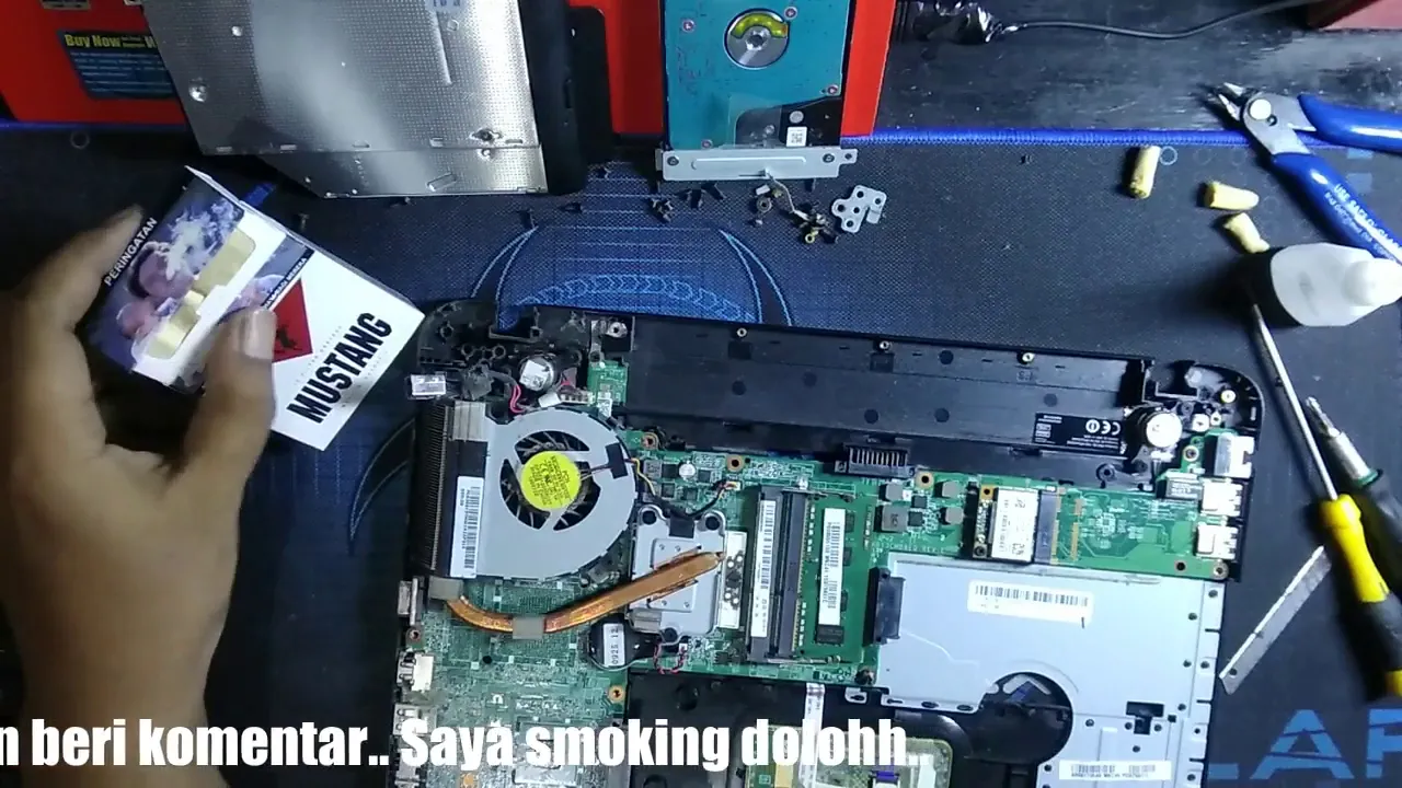 Service Engsel Laptop toshiba C800. 