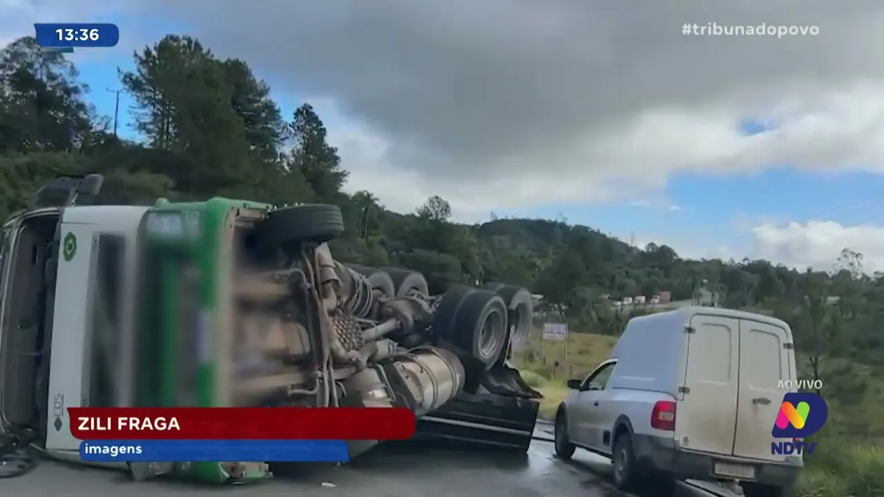 Incidente na Serra Dona Francisca: caminhão tomba e interdita rodovia