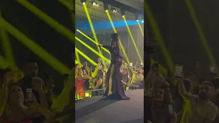 معجب يقتحم المسرح خلال حفل هيفاء وهبي في الاردن وردة فعلها مفاجئة 