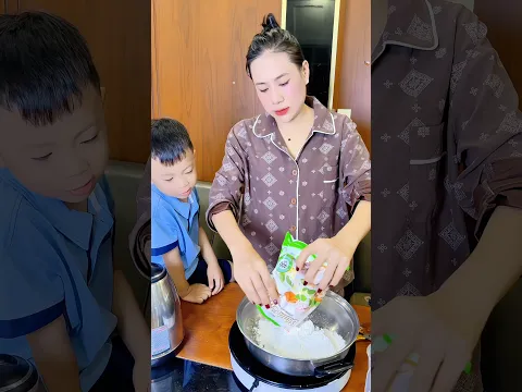 Làm món bánh ướt cho cả nhà ăn sáng.