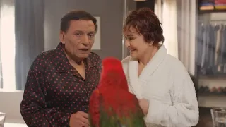 عادل إمام   لما تربي بغبغان في أوضة النوم ويتفرج عليكم  البغبغان ده مركز معانا أوي   صاحب السعادة دندنها