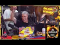 KE PERSONAJES - OJITOS ROJOS EN UN POCO DE RUIDO