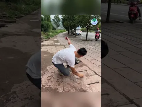 Tấm bê tông bị vỡ và hành động đầy tử tế