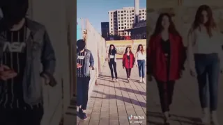 وای ازین دخترک ها در ها ره خون میکنه  وای ازین دخترک ها در ها ره خون میکنه