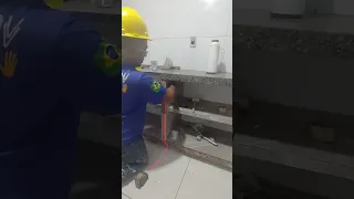 gabinete de pia e bancada impermeável para cozinha feito com porcelanato ou revestimento comum