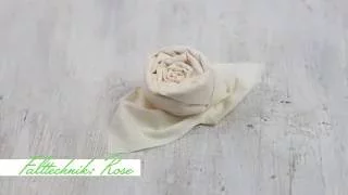 Szalvéta hajtogatás: rózsa-forma lépésről lépésre