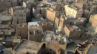 مدينة البيضاء من أعلى قمة اثرية تتوسطها قلعة شمر تاران مدينة البيضاء بعيون بيضانية حبي لها رغم 