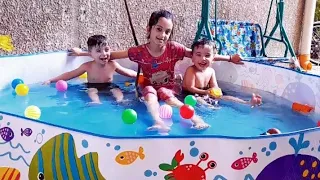 منار فتحت مسبح ولعبت اخوانها بي  منار فتحت مسبح ولعبت اخوانها بي