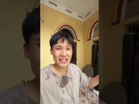 Đang sửa xe gặp hổ mang bò lên sân