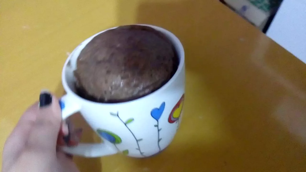 Descobrimos uma receita de bolo de caneca que você não vai mais conseguir parar de fazer! É muito me. 