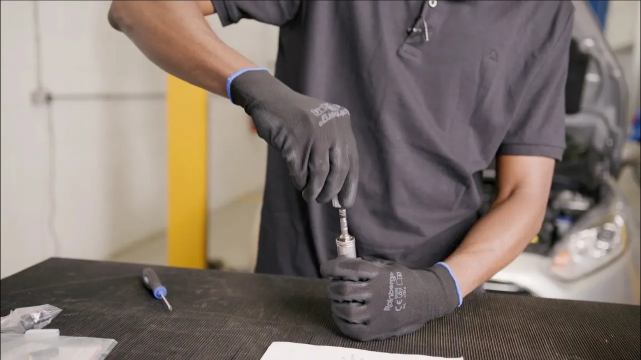 [EN] Remove and refit GDI injectors safely | Masters of Motion