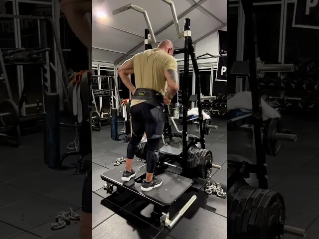 Dwayne Johnson (The Rock) has shown the training of his big legs