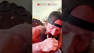 شخص نظام حياته غريب يأكل لحم نيء 