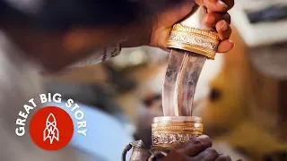 يصنع الحرفي الماهر الخنجر المثالي دندنها