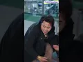 美女總裁街頭遭混混圍堵羞辱，身邊男友竟丟下她逃跑，本以為死定了，怎料一旁吃燒烤的窮小子以一敵百救下她，原來他是扮豬吃老虎的大佬，美女主動倒貼百億要以身相許。
