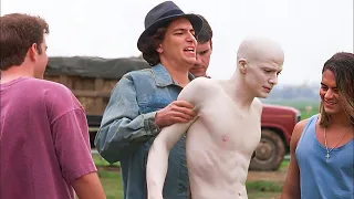 بيتنمروا عليه عشان لونه ومكانوش يعرفوا انه عنده قوة خارقه و هينتقم منهم ملخص فيلم Powder 