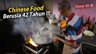 salut banget !!! kakek umur 83 tahun masi sanggup ngurus dan masak di restorannya sendiri...