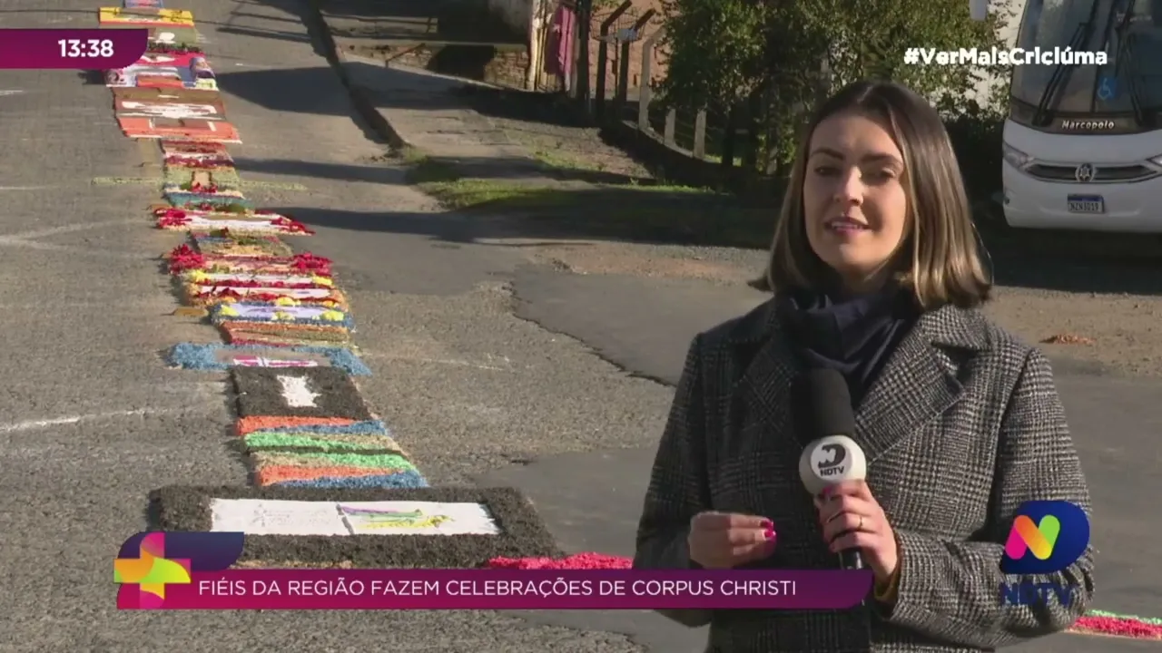 Fiéis celebram Corpus Christi com a confecção de tapetes