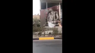 شاهد بالفيديو عراقيون يحرقون صور قاسم سليماني و أبومهدي المهندس في بغداد 