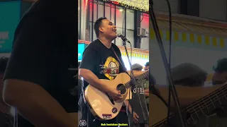 Lagu cukup mendayu dayu sehingga ada yang terpaksa ikut nyanyi..Like Bob Sentuhan Buskers 