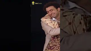 علي ربيع نسي النص وخرج برا المسرح عشان يفتكر الكلام 