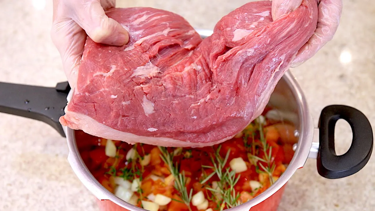 CARNE DE PANELA COM BATATAS I DESMANCHA NA BOCA I SUPER FÁCIL I FEITA SEM ÁGUA!!. 