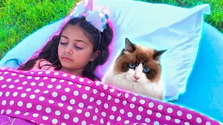 EL GATITO DE HEIDI ESTÁ DESAPARECIDO! Heidi y Zidane están aprendiendo sobre seguridad en la piscina