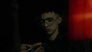 ومبين انساك وبين نرجع قلبي اتقسم نصين 