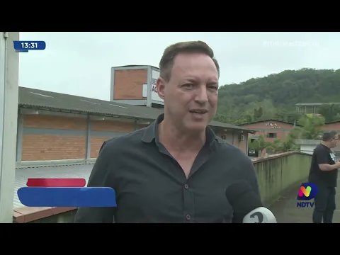 Joinville: carro capota após se envolver em acidente com ônibus