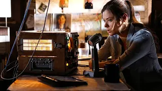 بتحصل عاصفه غريبه بتخليها تقدر تتواصل مع ابوها الي مات في الماضي ملخص مسلسل Frequency 