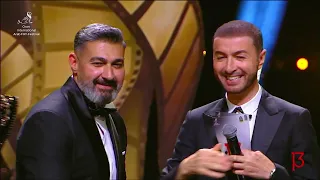 لحظة تكريم الن جم المصري ياسر جلال خلال حفل اختتام مهرجان وهران الد ولي للفيلم العربي 