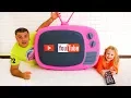 Download Lagu Nastya dan ayah bermain dengan TV ajaib + Nastya membuatbusa berwarna dan menyanyikan lagu