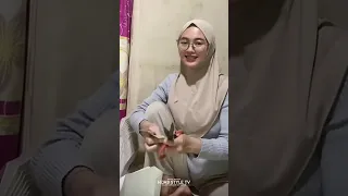 ngangkang temenin cewek hijab cantik bikin kotak jualan ayam geprekkkk 