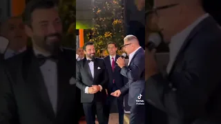 عمرو دياب يغني ده لو اتساب في عرس والعروسه تبكي 