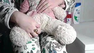 شاهد ماذا تفعل هذه الفتاة في الحمام 