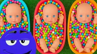 Sorting Colorful Candy with Baby Dolls — Satisfying Color Play