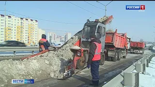 В Омске на борьбу с наледью брошены все силы — репортаж «Вестей»
