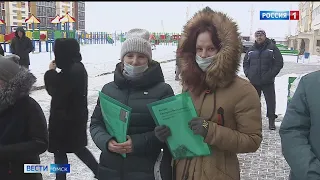 Александр Бурков включил ключи от долгожданных квартир омским детям-сиротам