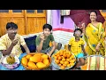 Download Lagu আজ পাকা আমের ফুলুরি করলাম।শাশুড়িমা ননদ চলে যেতে বৃষ্টিতে বাজার থেকে এসে রান্না করলাম বীজকলার ভর্তা