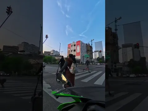 Mujer cruza mal la calle... y encima se enfada