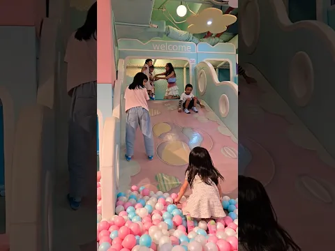 Habibie Playdate: Main Perosotan & Mandi Bola Bareng Teman! 🌈🧸 #Shorts