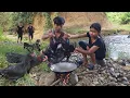 Download Lagu Life in jungle: Catch and cook two chicken for survival food, Chicken cooking with chili sauce