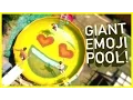 Download Lagu 😎DAD DRAAIT HET ZWEMBAD IN EMOJI !! 😍