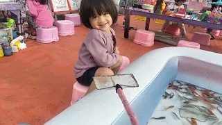 Riri dan Ayah Mancing ikan pakai tangan lucu liburan sekolah liburan akhir tahun